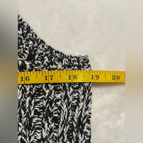 Hollister Black White Knit Vest Sleevess - Picture 5 of 6